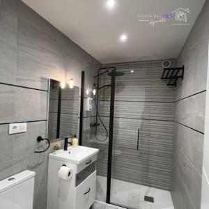 La salle de bains est pourvue d'une douche, de toilettes et d'un lavabo. dans l'établissement Apartamento El Mozo, à Labastida