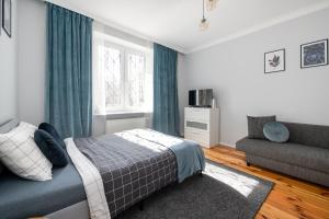 TV a/nebo společenská místnost v ubytování Radunia Apartment z parkingiem przy dworcu