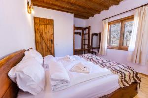 1 dormitorio con 1 cama con sábanas blancas y ventana en Комплекс Конна база Асгард 