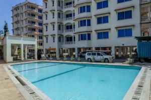 una gran piscina frente a un edificio en Ikhaya serviced Apartments With Sea View, Nyali, en Mombasa