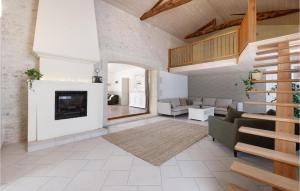 ein Wohnzimmer mit einem Sofa und einem Kamin in der Unterkunft Awesome Home In Arthenac With Wifi in Arthenac