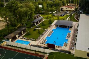 Vaizdas į baseiną apgyvendinimo įstaigoje Hotel Misto SPA & FITNESS arba netoliese