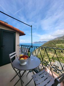 a table with a bowl of fruit on a balcony at Ca de Marge in Corniglia