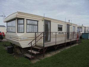 a mobile home is parked in a yard at 5 Berth on Coral Beach (Granada) in Ingoldmells