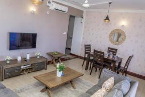 sala de estar con sofá y mesa en Ikhaya serviced Apartments With Sea View, Nyali, en Mombasa
