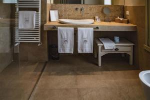 A bathroom at Prime Alture Wine Resort