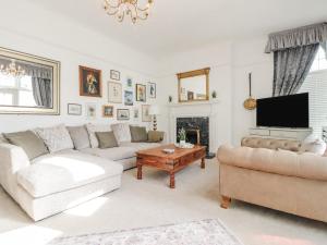 uma sala de estar com dois sofás e uma televisão em Ismay Billiard Room Apartment - Titanic Interest em Crosby