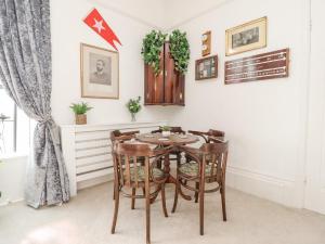 uma sala de jantar com mesa e cadeiras em Ismay Billiard Room Apartment - Titanic Interest em Crosby