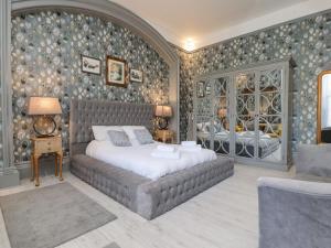 um quarto com uma cama grande e um sofá em Ismay Billiard Room Apartment - Titanic Interest em Crosby