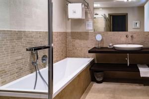 A bathroom at Prime Alture Wine Resort