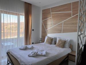 Een bed of bedden in een kamer bij Milmari boutique apartment S4