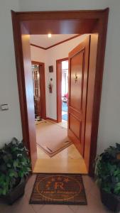 uma porta aberta para um quarto com um corredor em Fractal Residence Apartman Vrnjačka Banja em Vrnjačka Banja