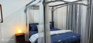 um quarto com 2 camas e uma cama de dossel em Mount Elegence em Nuwara Eliya