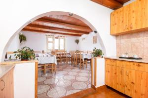 VidraにあるCasa de Vacanta Cascadaのキッチン、ダイニングルーム(テーブル、椅子付)