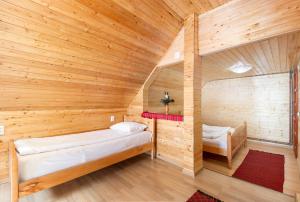 VidraにあるCasa de Vacanta Cascadaの木造の部屋(ベッド2台付)