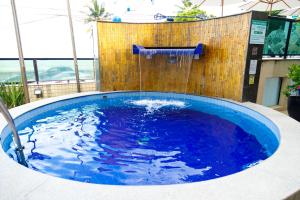 una gran piscina azul con una caída de agua en Hotel Golden Park Recife Boa Viagem en Recife