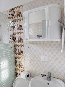 a bathroom with a sink and a toilet and a mirror at Complejo Giraflor in Pantoja