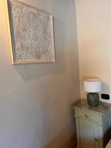 un'immagine su un muro con una lampada su un tavolo di Villa Convento Pietralunga a Pietralunga