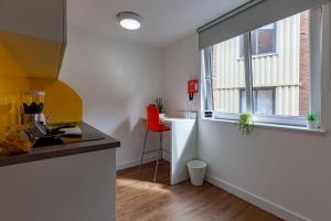 une cuisine avec un comptoir et une fenêtre dans l'établissement For Student Only Classic Studio at The Glassworks near Newcastle City Centre, à Newcastle upon Tyne