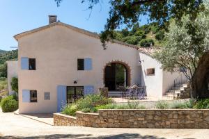 - une vue sur l'extérieur d'une maison avec un mur en pierre dans l'établissement Domaine deï Luppi - Mas Provençal et Cabanon - Golfe de Saint-Tropez - piscine privée, au Plan-de-la-Tour
