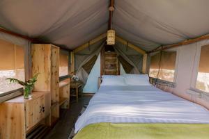 Ruhondo的住宿－Ruhondo Island Retreat，帐篷内一间卧室,配有一张床