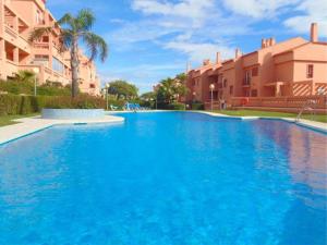 ein großer blauer Pool vor einigen Gebäuden in der Unterkunft Luxurious Apartment 2 Bedroom 2 Bathroom Near Beach in Málaga