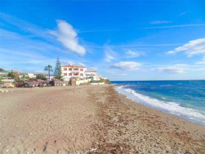 vistas a una playa con un edificio a lo lejos en Luxurious Apartment 2 Bedroom 2 Bathroom Near Beach, en Málaga