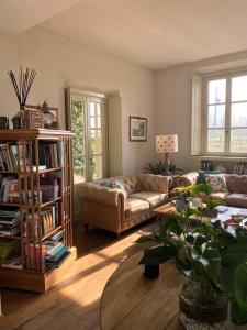 uma sala de estar com um sofá e uma estante de livros em Prime Alture Wine Resort em Casteggio