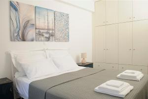una camera da letto con un letto e due asciugamani di Sunrise View Lefkes a Lefkes