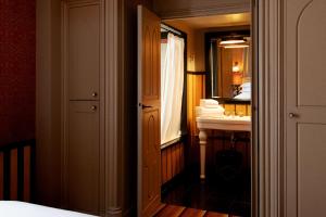 a bathroom with a sink and a mirror at Hôtel Bourg Tibourg - Paris Marais in Paris