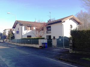 una casa bianca con una recinzione su una strada di B&B Simona a Sorbolo