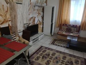 - un salon avec un canapé et une table dans l'établissement Eden Studio, à Constanţa