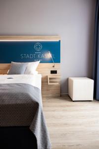 Säng eller sängar i ett rum på Hotel Stadt Kassel