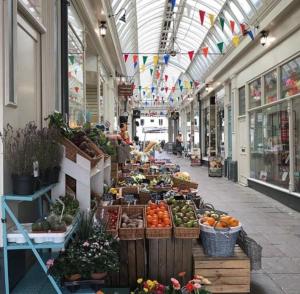 un negozio pieno di frutta e verdura di Cwtch, cozy studio, private, separate entrance. a Cardiff