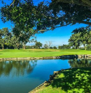 阿爾凱德薩的住宿－Casa Alcaidesa，享有带池塘的高尔夫球场的景色