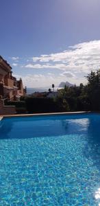 阿爾凱德薩的住宿－Casa Alcaidesa，一座大蓝色游泳池,位于房子前