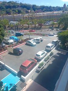 um parque de estacionamento com carros estacionados num parque de estacionamento em Studio Ponderosa em Playa de las Americas