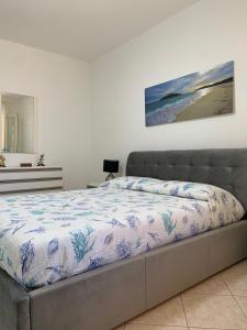 多木斯馬里亞的住宿－Appartamento in Villa Gelsomino，一间卧室配有一张床铺,床上有毯子