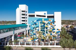 un parc aquatique en face d'un bâtiment dans l'établissement Ocean Escape Condos, à Myrtle Beach