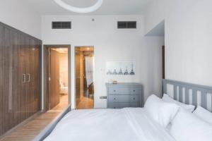 Postel nebo postele na pokoji v ubytování 2 Bedroom Flat in MBL Residence