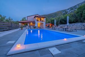 Swimmingpoolen hos eller tæt på Amazing 4 bedroom villa with Swimming pool and WIFI, family frendly