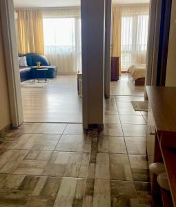Habitación con pasillo y suelo de madera. en Happy Bears Place, en Varna