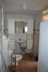 uma pequena casa de banho com WC e lavatório em Bed & Breakfast Ter Borg em Sellingen