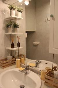 W łazience znajduje się umywalka i lustro. w obiekcie Cocon face à la mer w mieście Plérin
