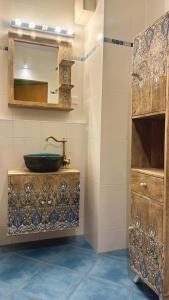łazienka z umywalką i lustrem w obiekcie Vienna Citycenter+Terrace+Parking w Wiedniu