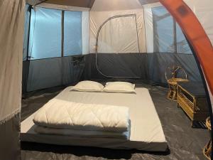 Golpo Katha في لاتاغري: غرفة نوم بسريرين في خيمة