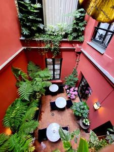 Hôtel Bourg Tibourg في باريس: اطلالة علوية على فناء به طاولات ونباتات