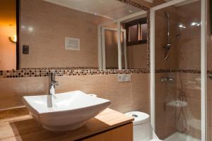 y baño con lavabo y ducha. en Bella 269, en Santiago