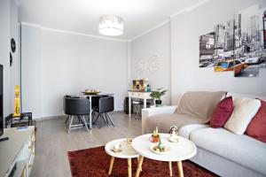 uma sala de estar com um sofá e uma mesa em Apartamento Gulbenkian em Faro