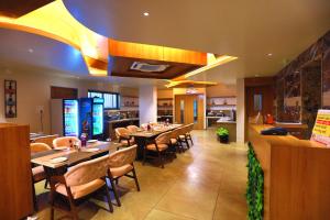 une salle à manger avec des tables et des chaises dans un restaurant dans l'établissement HOTEL THE GRANDLADHUKARA, à Dwarka